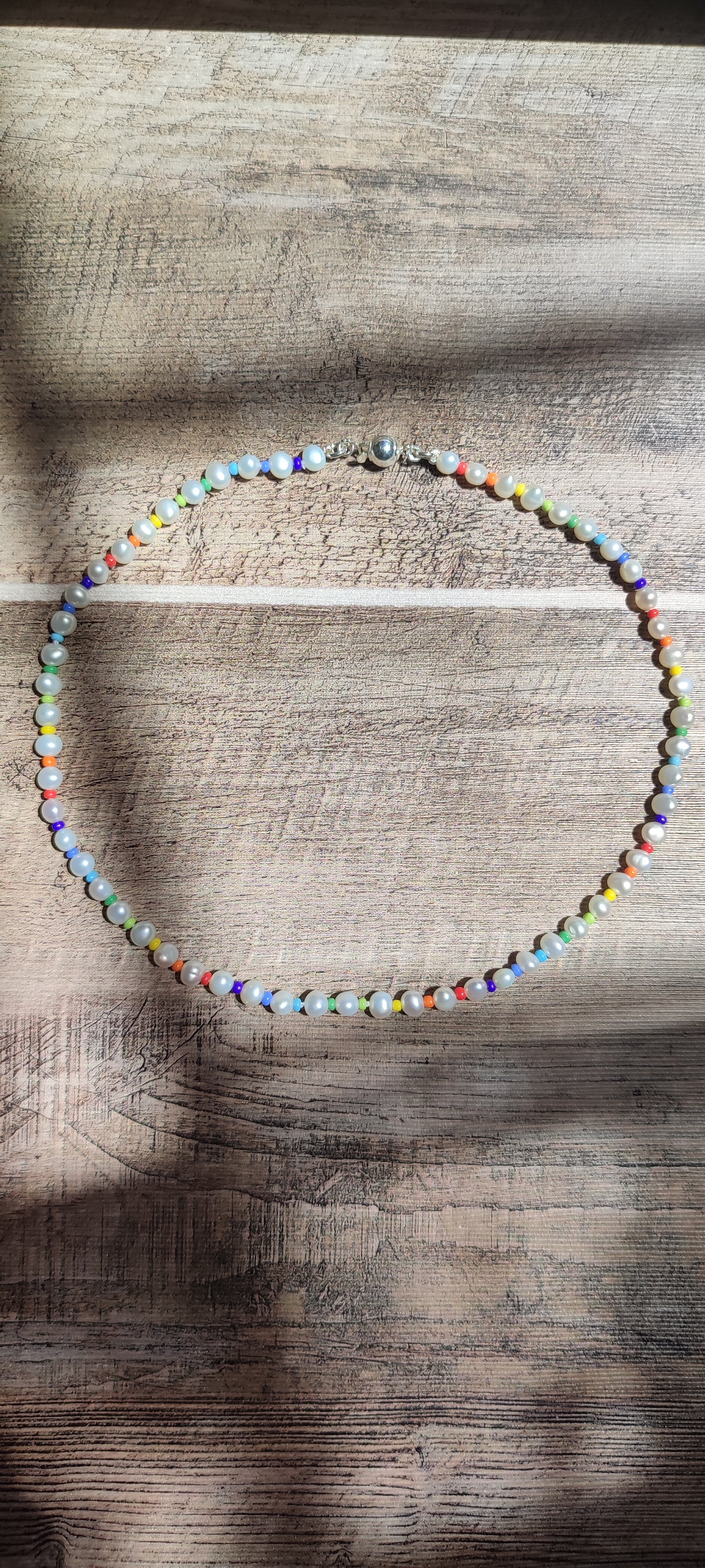Collar seguido de perlas de colores y perla blanca de 12mm - Herzog Perlas Collar seguido de perlas de colores y perla blanca de 12mm - Herzog Perlas
